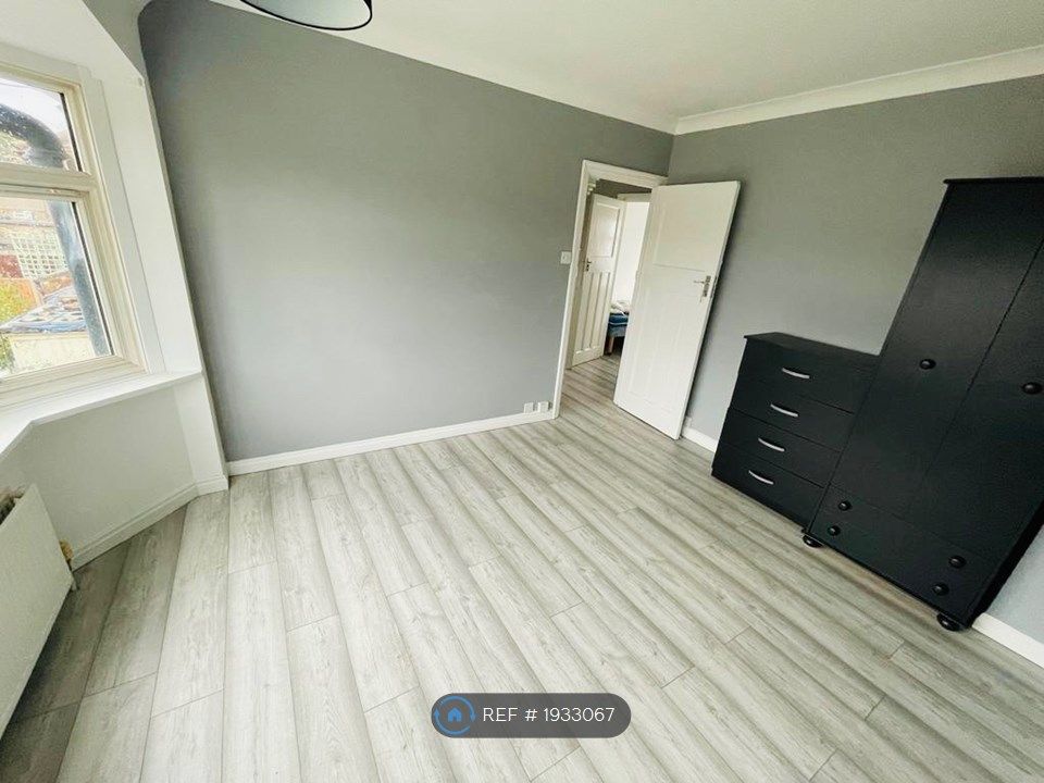 Room to rent in Tamworth Lane, Mitcham CR4, £900 pcm Zoopla