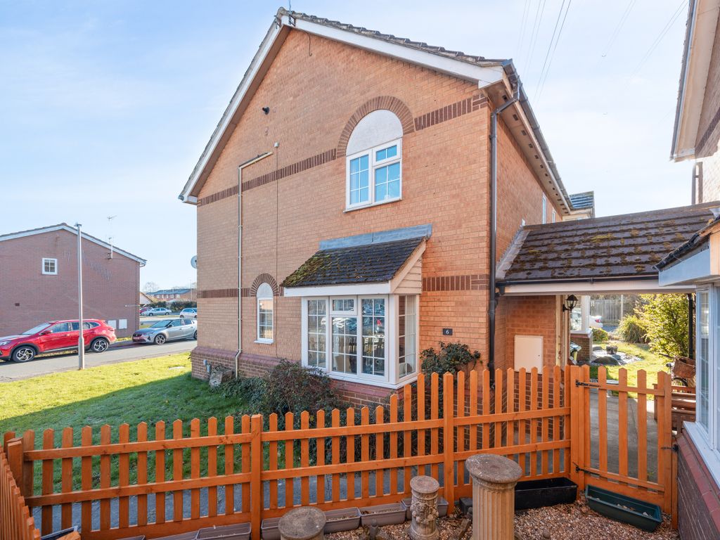 1 bed terraced house for sale in Foxgloves, Aylesbury HP21, £210,000