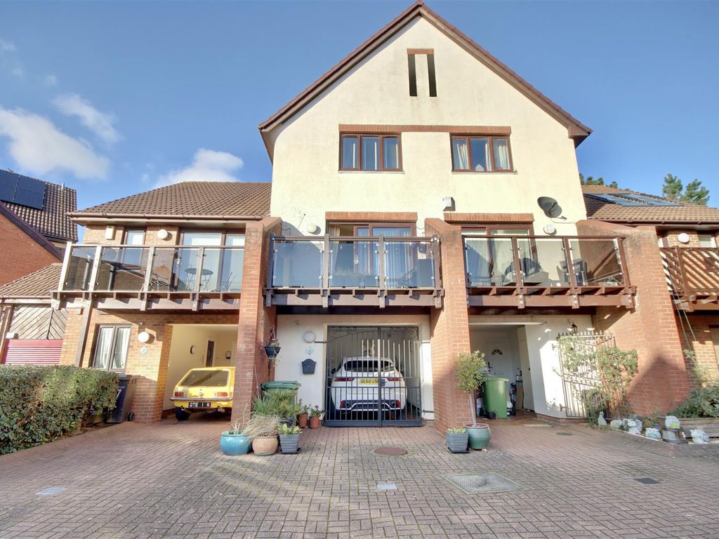 3 bed town house for sale in Kelsey Head, Port Solent, Portsmouth PO6