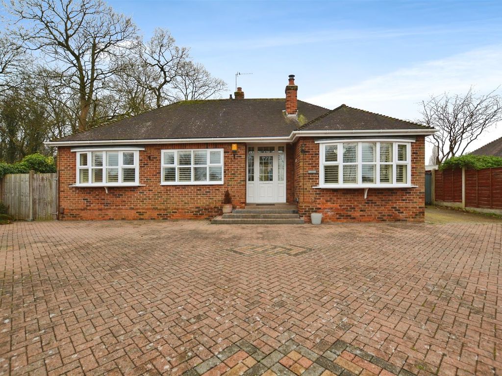 3 bed detached bungalow for sale in Kingsway, Scunthorpe DN15, £365,000