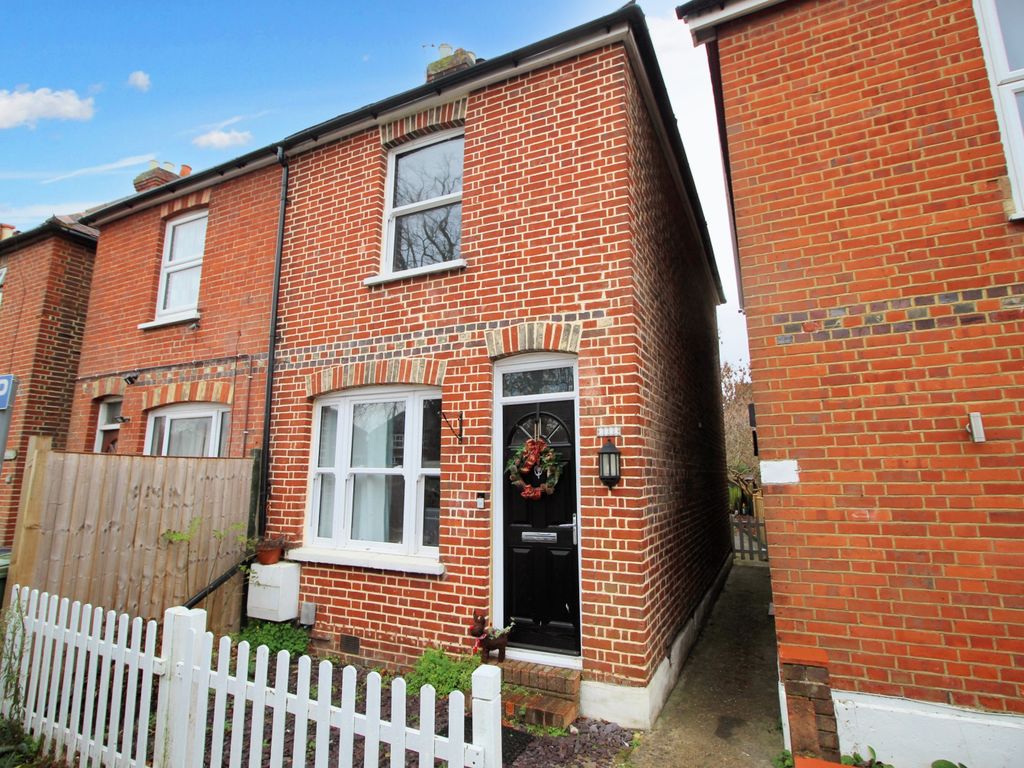 2 bed semidetached house for sale in New Cross Road, Guildford GU2, £