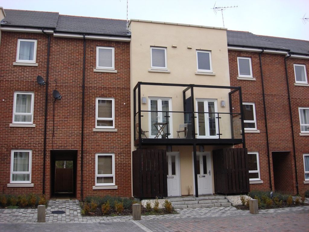 Room to rent in Tadros Court, High HP13, £675 pcm Zoopla