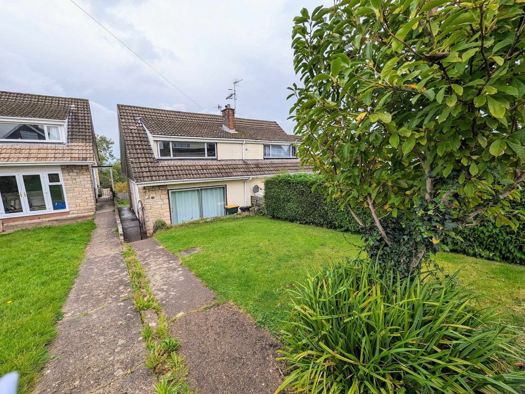 3 bed semidetached house to rent in Northfield Close, Caerleon