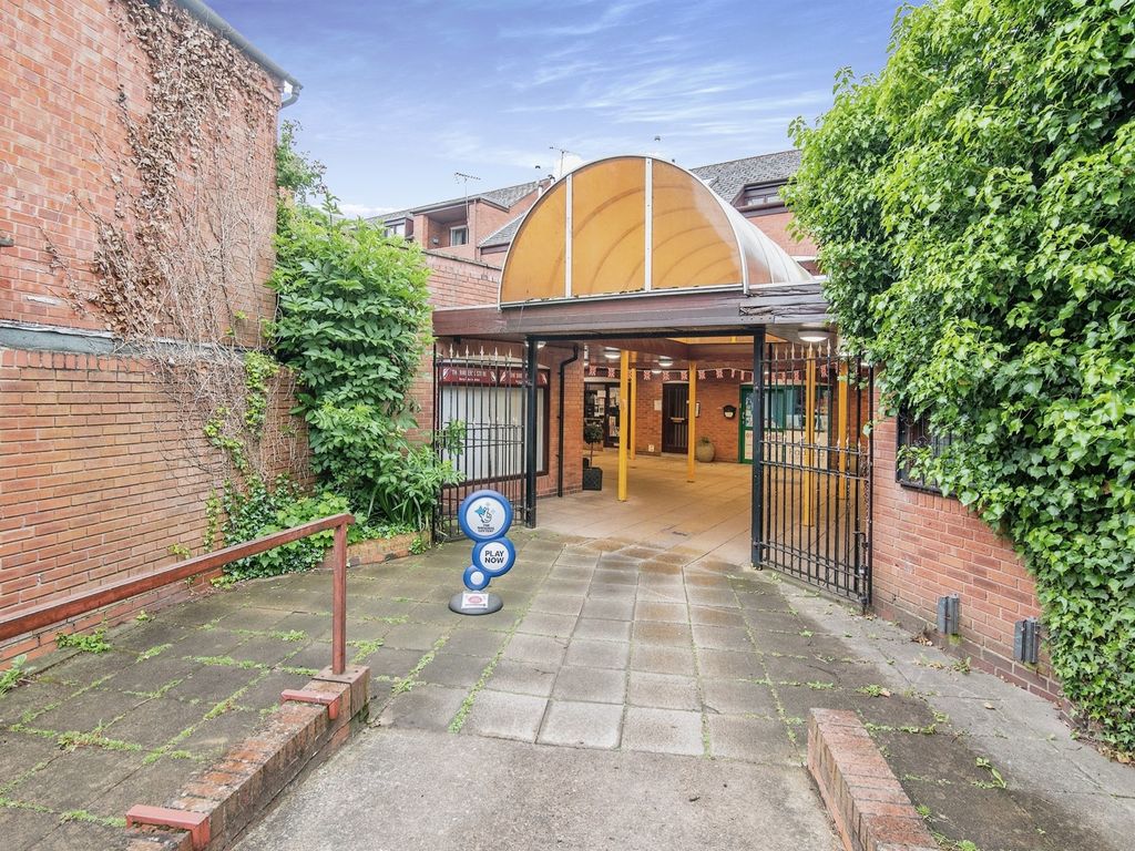 2 bed flat for sale in St. Johns, Worcester WR2, £100,000 Zoopla