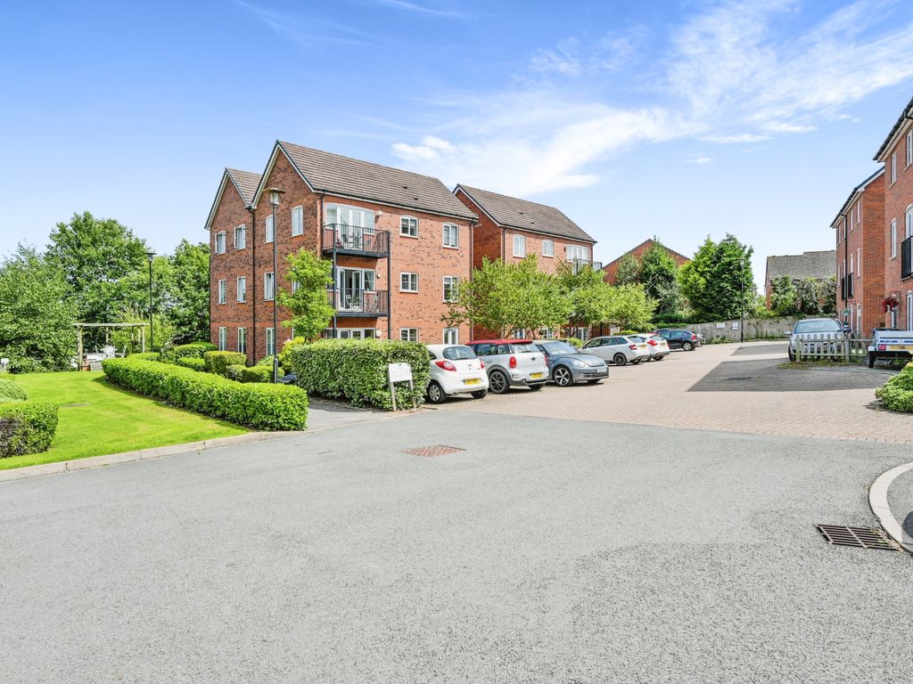 2 bed flat for sale in The Laurels, Fazeley, Tamworth, Staffordshire