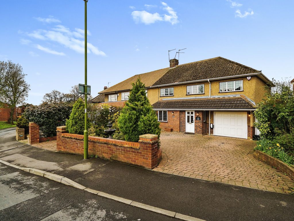 4 bed semidetached house for sale in Bury Green Road, Cheshunt