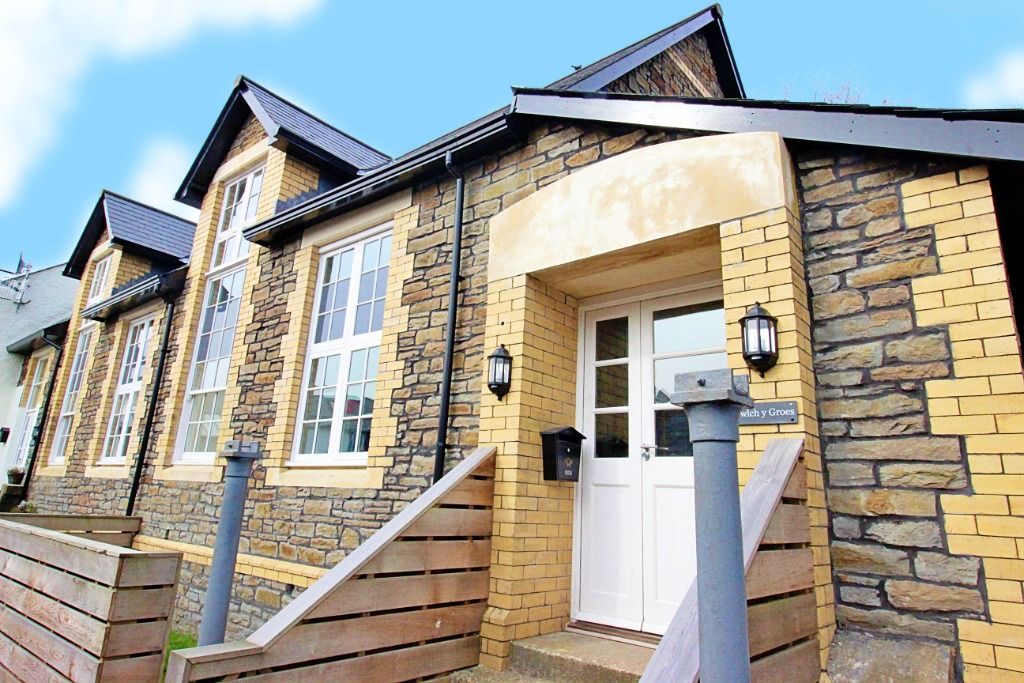 2 bed semidetached house to rent in Cambrian House, Old School Lane