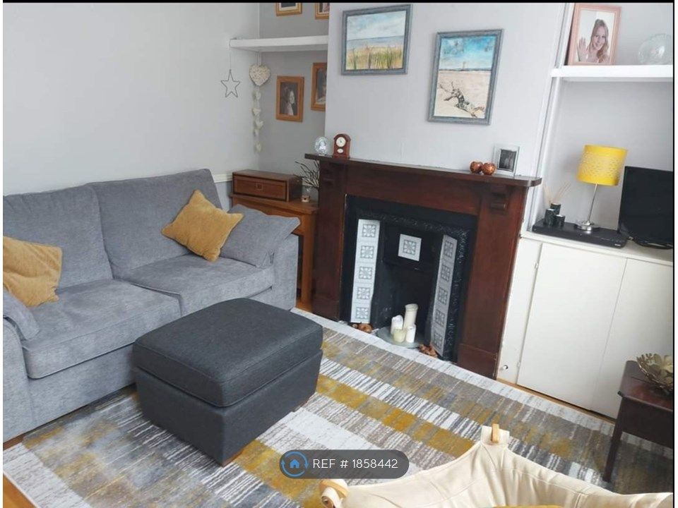 2 bed terraced house to rent in Cowper Street, Luton LU1, £1,100 pcm