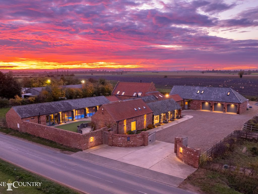 5 bed barn conversion for sale in Seas End Road, Moulton Seas End