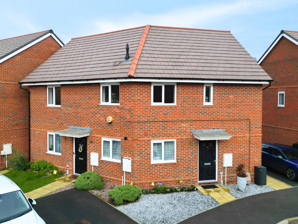 2 bed for sale in Fingal Crescent, Spencers Wood, Reading