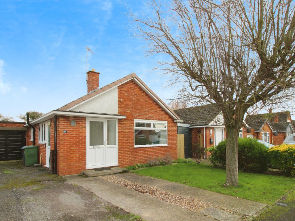 2 bed detached bungalow for sale in Pauls Croft, Cricklade, Swindon SN6
