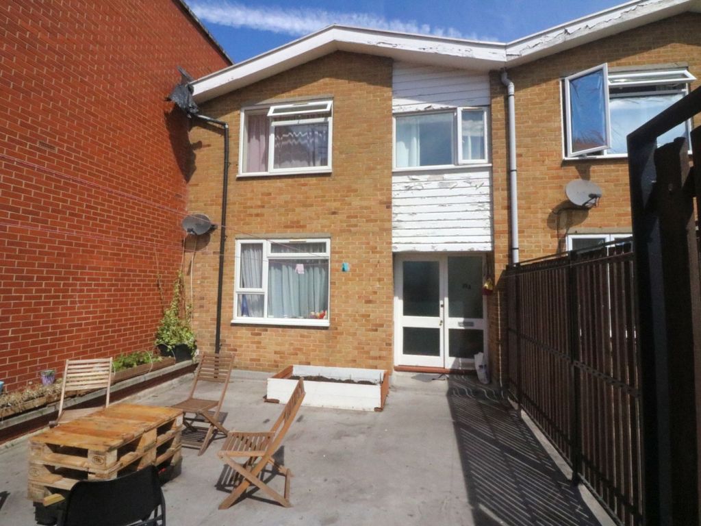 2 bed to rent in Egham, Surrey TW20 Zoopla