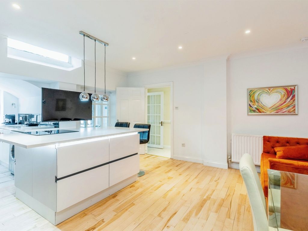 2 bed flat for sale in Royal York Crescent, Clifton, Bristol BS8, £