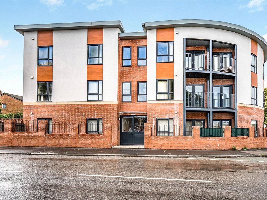 2 bed flat to rent in Whitehall Road, Tipton, West Midlands DY4, £825