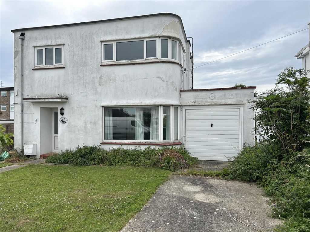 3 bed detached house to rent in Easton Way, FrintonOnSea CO13, £1,490