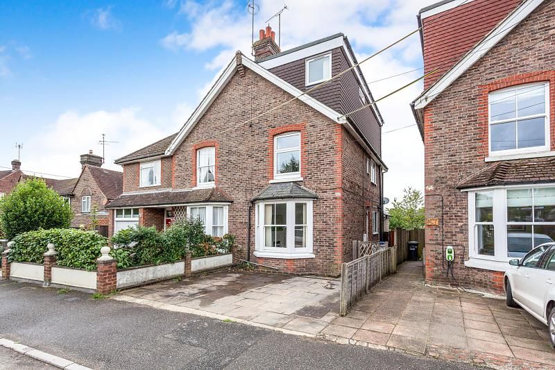 5 bed semidetached house to rent in College Road, Haywards Heath RH16