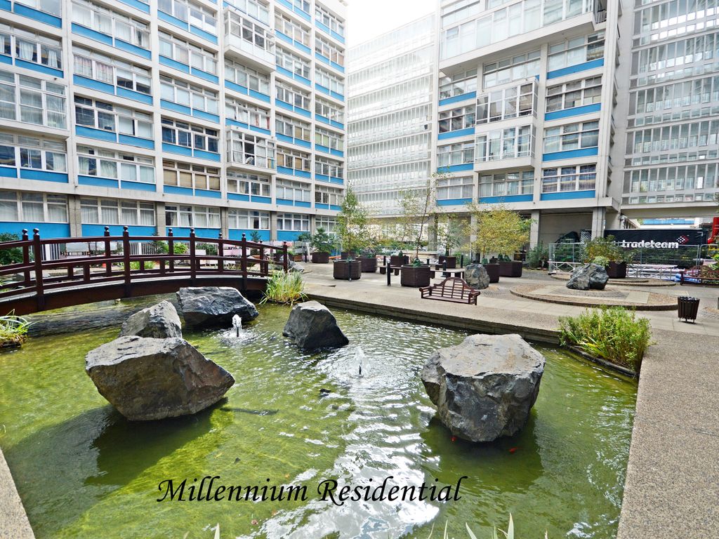 Newington Causeway, Elephant And Castle, London SE1  