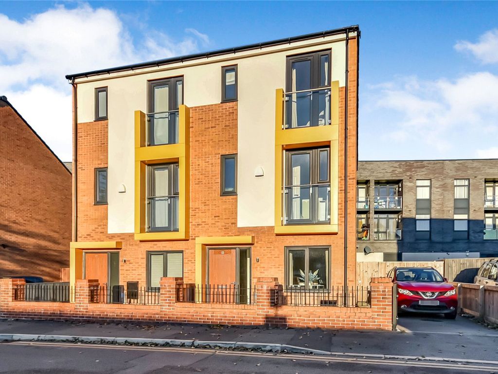 4 bed semidetached house for sale in Beamish Close, Manchester