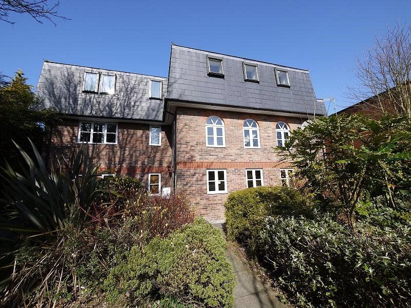 2 bed flat to rent in Swallow Court, Gresham Close, Brentwood, Essex