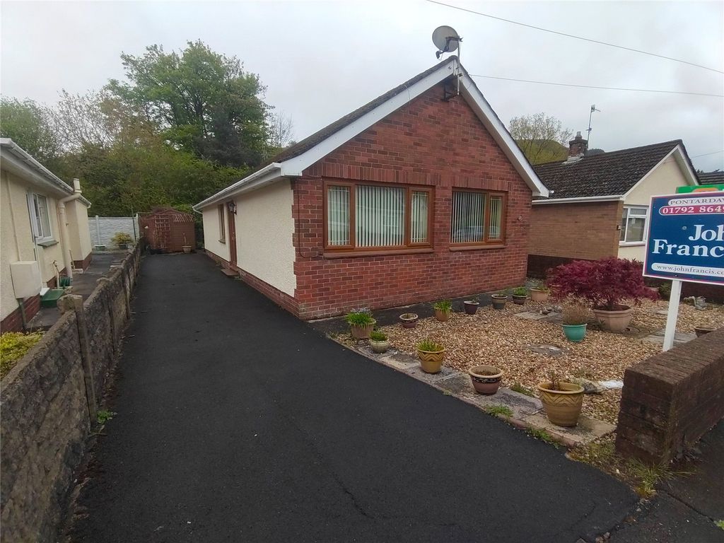 3 bed bungalow for sale in Glantawe Park, Ystradgynlais, Powys SA9, £