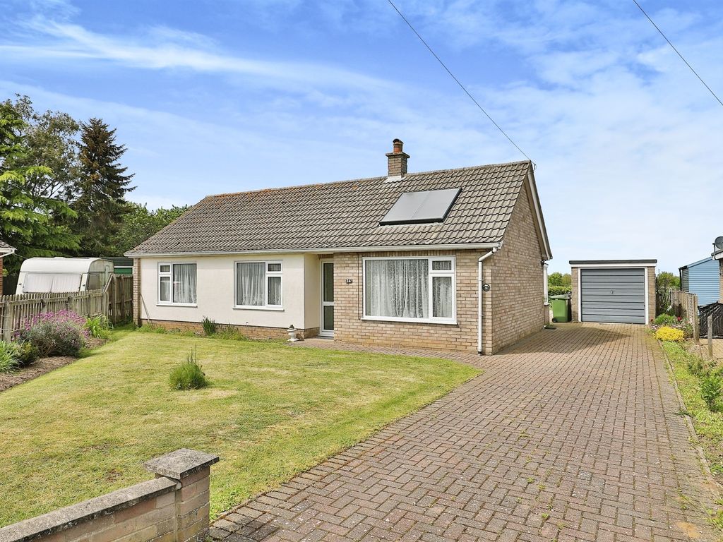 3 bed detached bungalow for sale in Primrose Road, Hingham, Norwich NR9