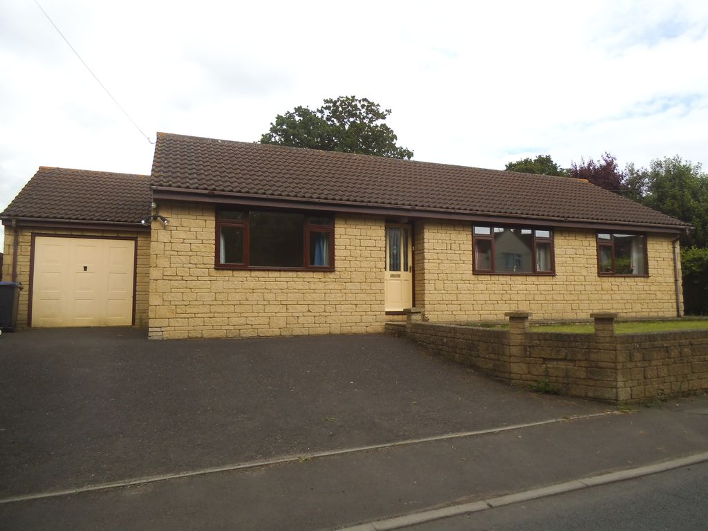 3 bed detached bungalow to rent in Bratton Road, West Ashton