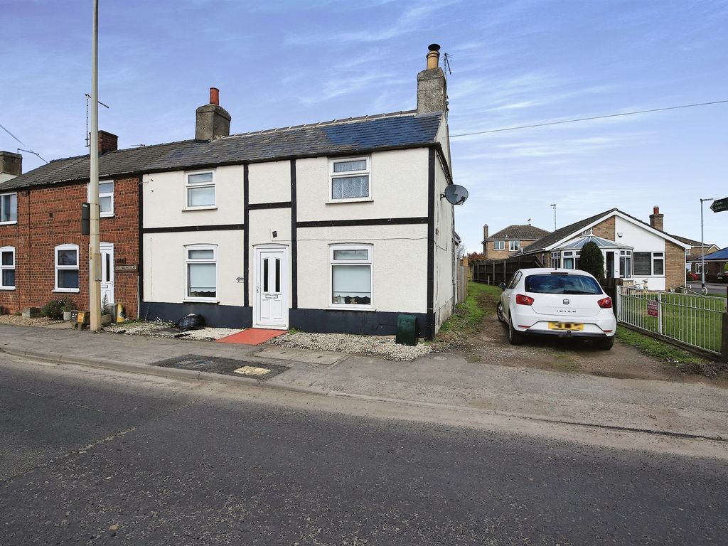 3 bed semidetached house for sale in High Road, Whaplode, Spalding