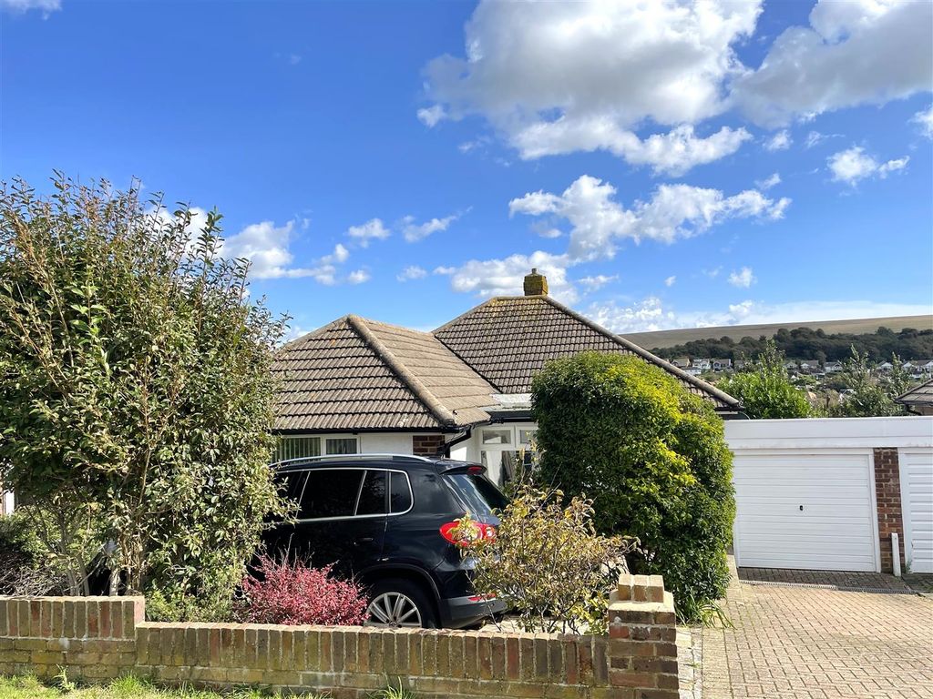 2 bed detached bungalow to rent in Winton Avenue, Saltdean, Brighton