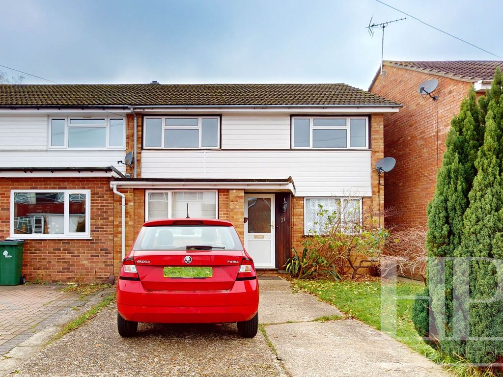 3 bed end terrace house to rent in Ash Road, Crawley RH10, £1,600 pcm