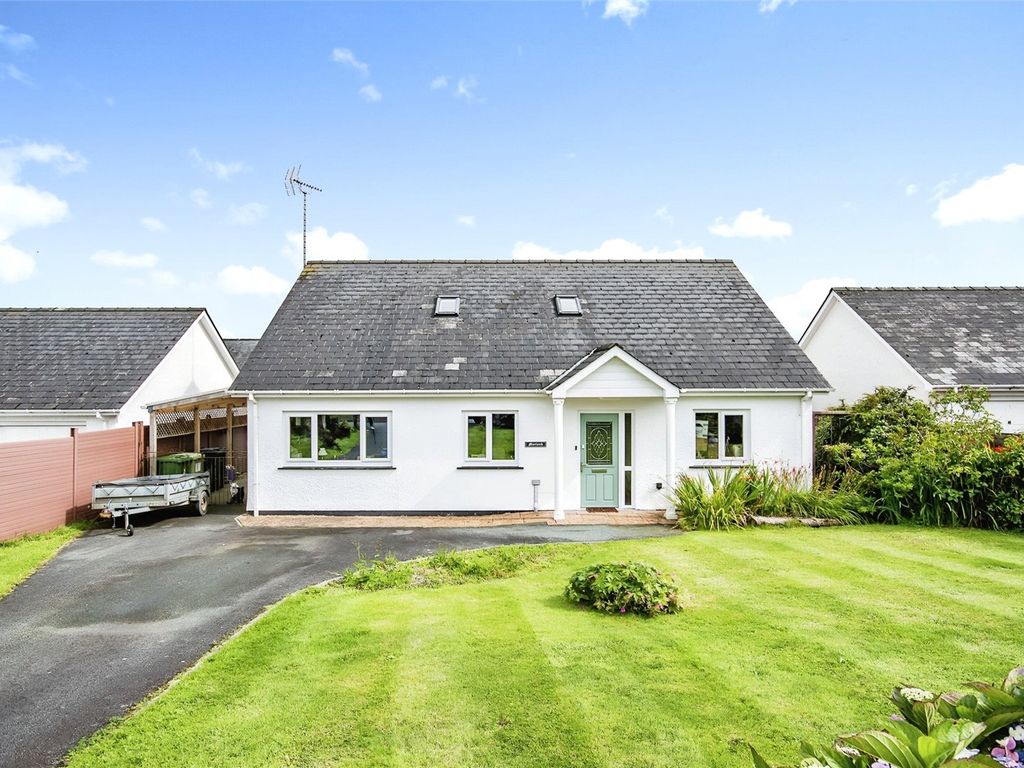 4 bed bungalow for sale in Cwrt Maesmynach, Cribyn, Lampeter