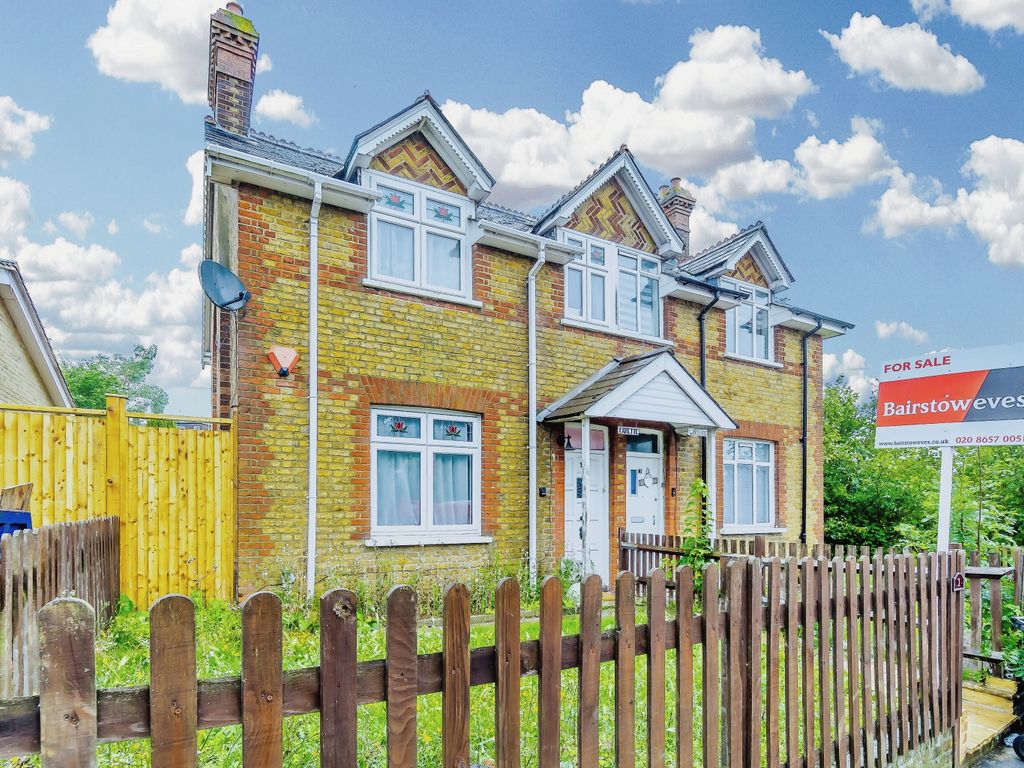 3 bed semidetached house for sale in Selsdon Park Road, South Croydon