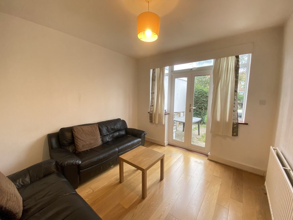 3 bed semidetached house to rent in Warham Road, Harrow HA3, £2,050