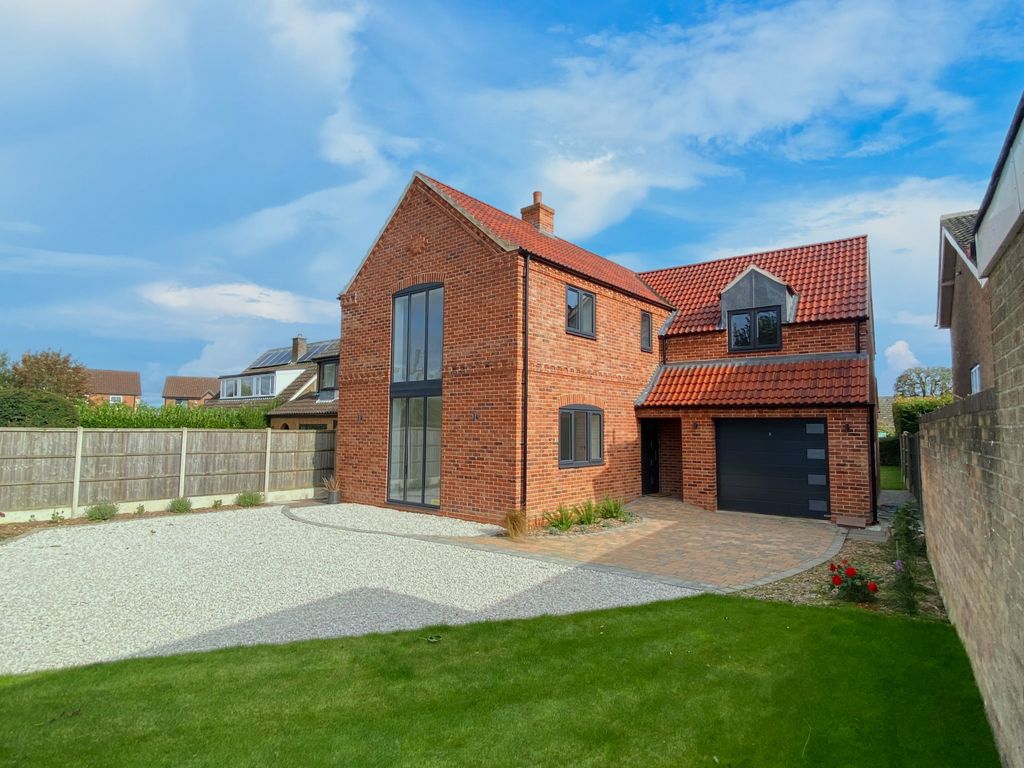 4 bed detached house for sale in Grantham Road, Navenby, Lincoln LN5, £