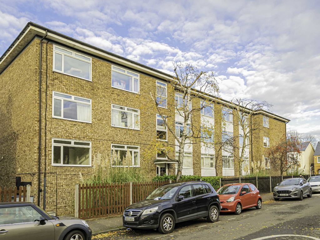 2 bed flat for sale in Clifton Road, Kingston Upon Thames KT2, £425,000
