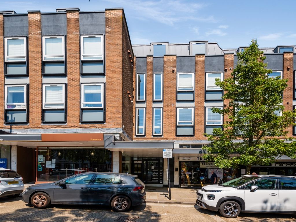 2 bed flat to rent in Buckingham Parade, The Broadway, Stanmore HA7