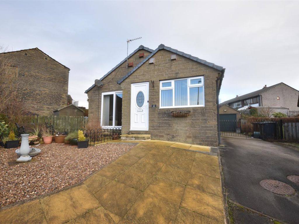 3 bed detached bungalow for sale in Foxcroft Close, Queensbury
