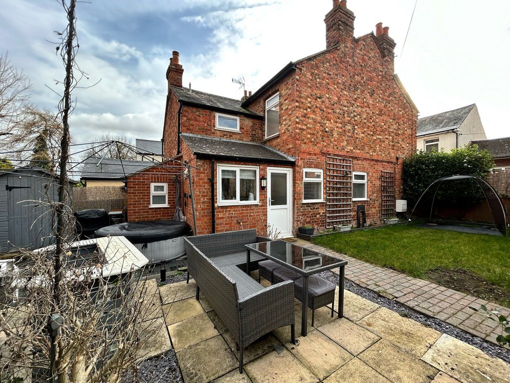 2 bed semidetached house for sale in East Street, Didcot OX11, £