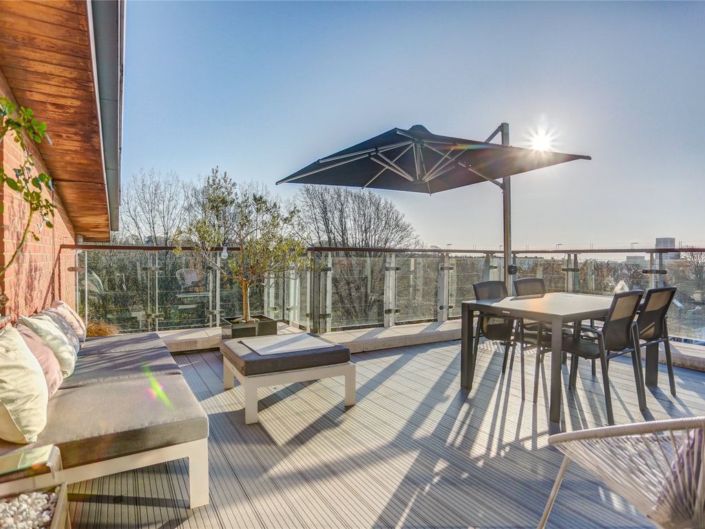 3 bed flat for sale in Park View Road, Hove, East Sussex BN3, £