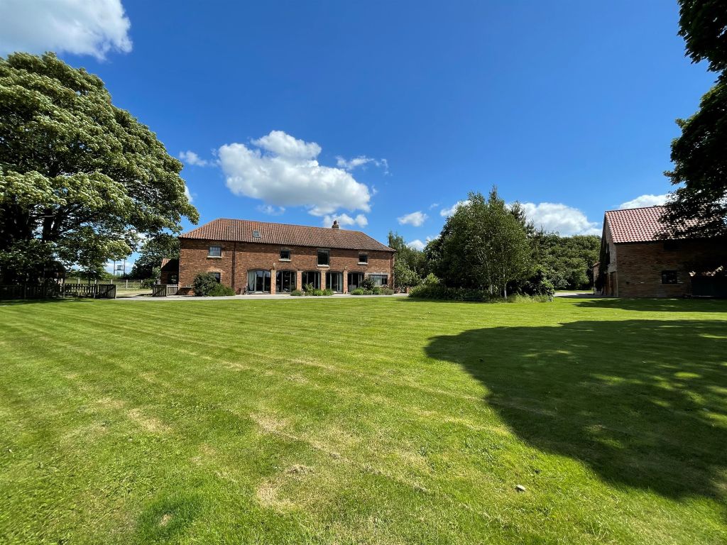5 bed barn conversion for sale in Retford Road, Blyth, Worksop S81, £