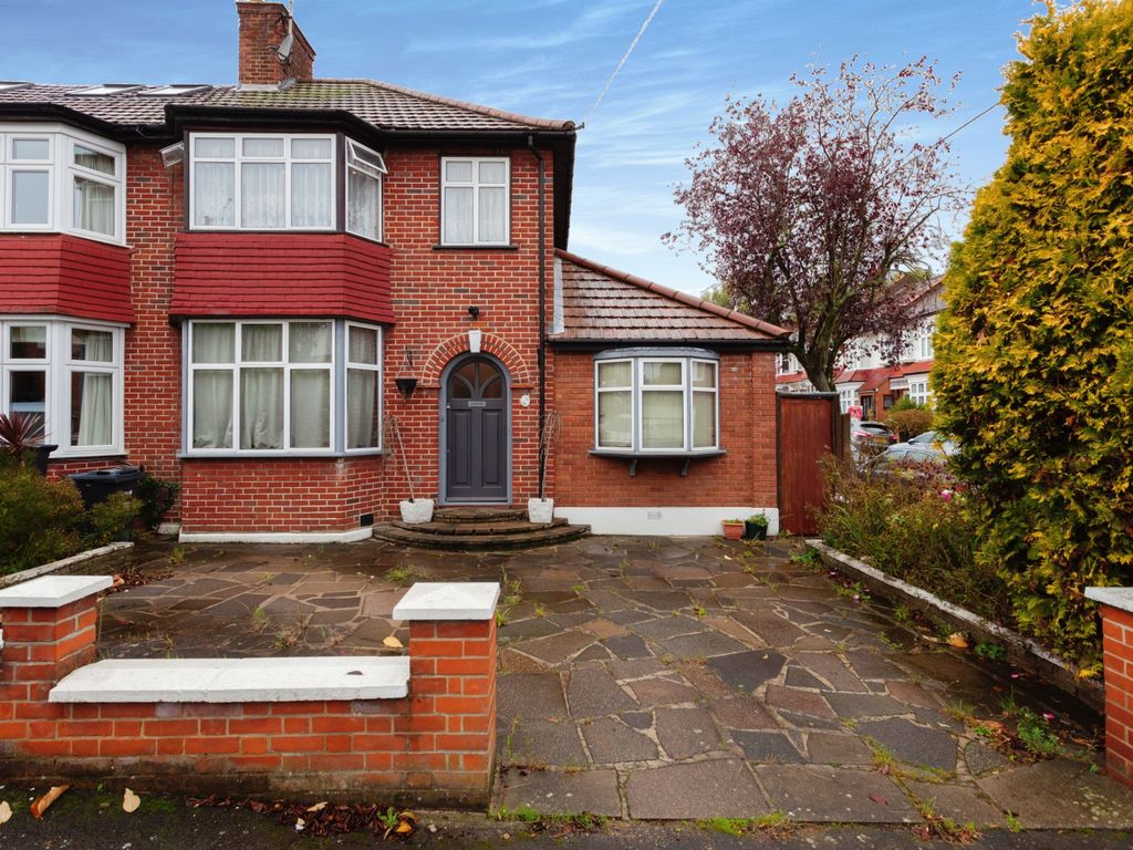 4 bed end terrace house for sale in St. Albans Crescent, Woodford Green