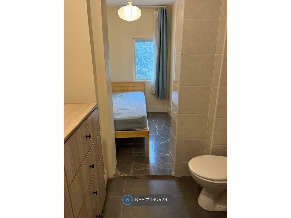 Room to rent in Cavendish Road, London N4, £801 pcm Zoopla