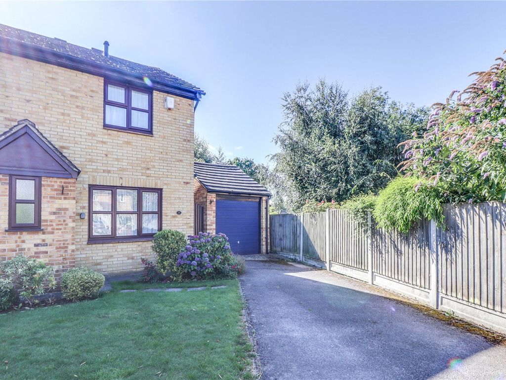 3 bed semidetached house for sale in Gloucester Place, Billericay CM12