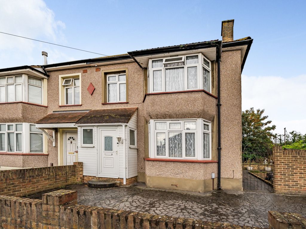 4 bed semidetached house for sale in Avenue Road, Erith DA8, £500,000