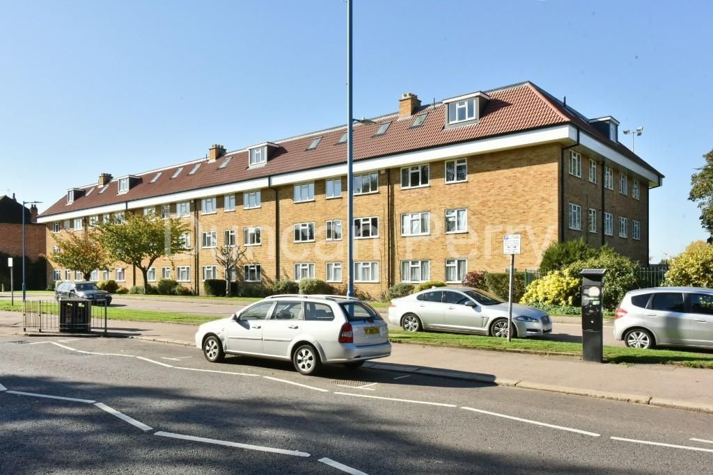 2 bed flat to rent in High Street, Potters Bar, Herts EN6, £1,650 pcm