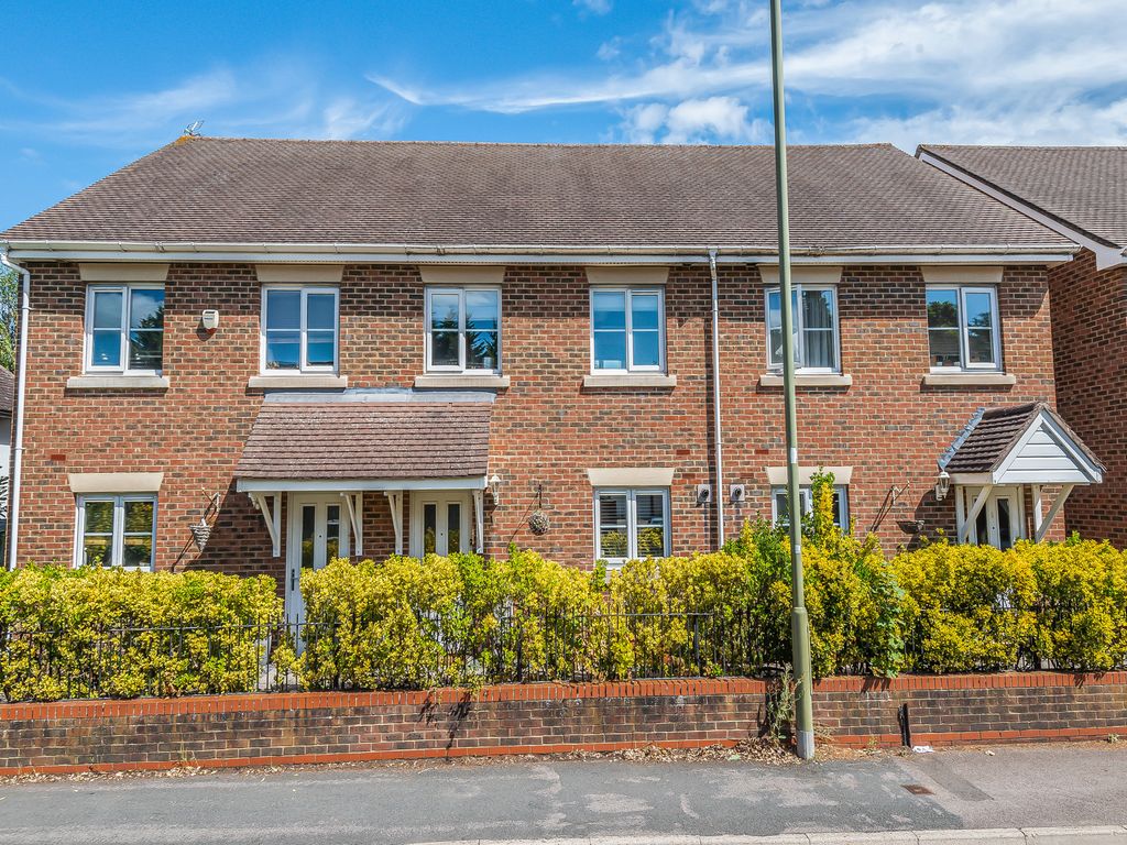 3 bed terraced house for sale in Vicarage Road, Surrey GU17 Zoopla