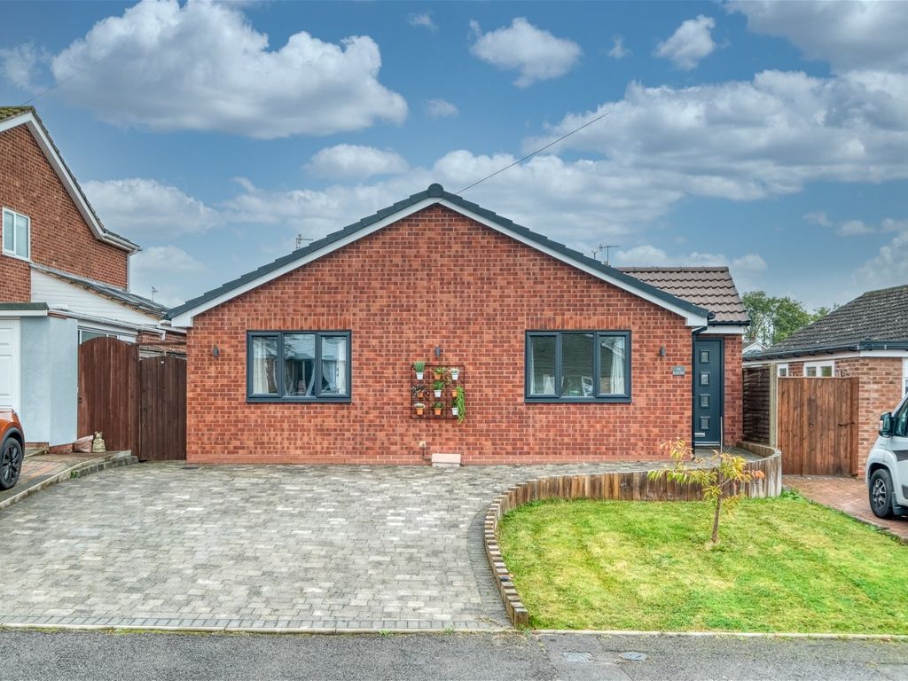 3 bed bungalow for sale in Brecon Close, Inkberrow, Worcester WR7, £