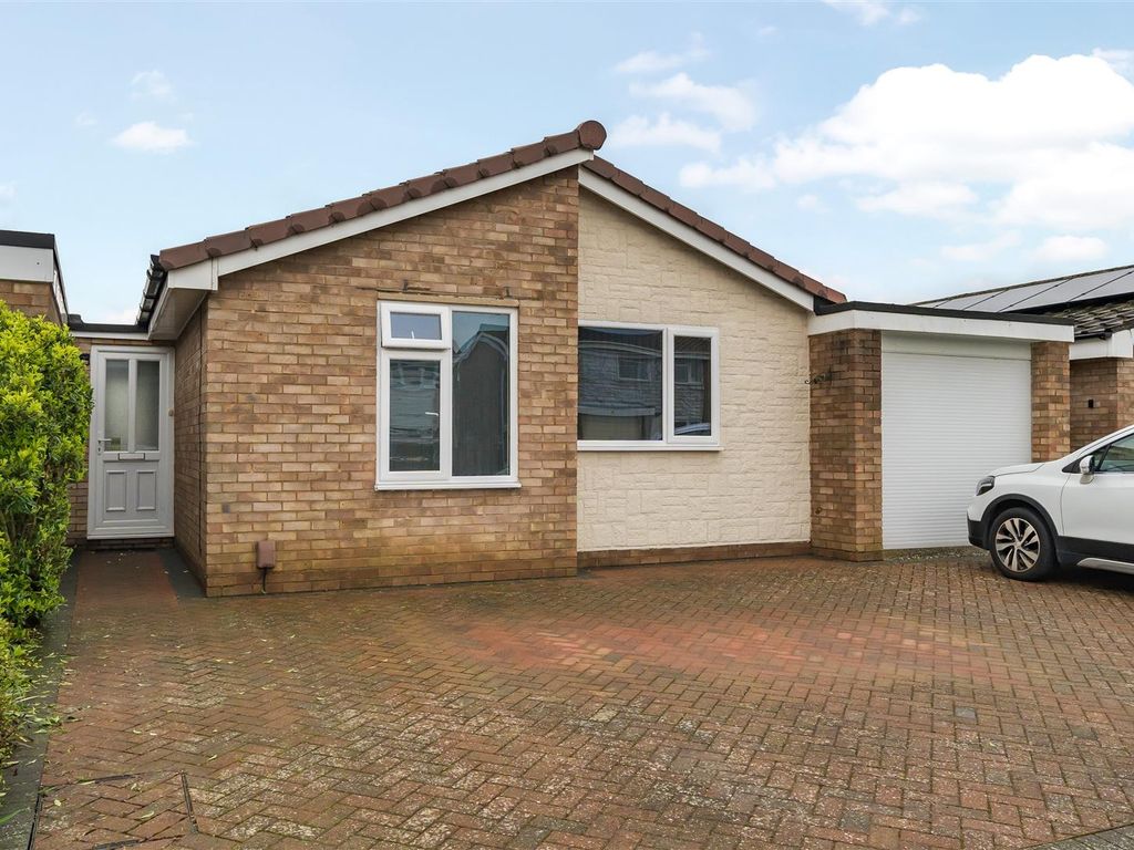 3 bed detached bungalow for sale in Chagford Close, Bedford MK40, £