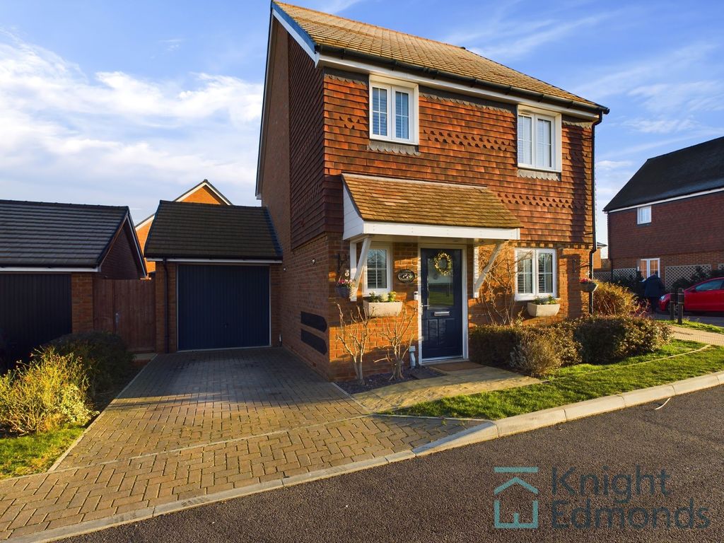 3 bed detached house for sale in Swallow Road, Coxheath ME17, £450,000 Zoopla