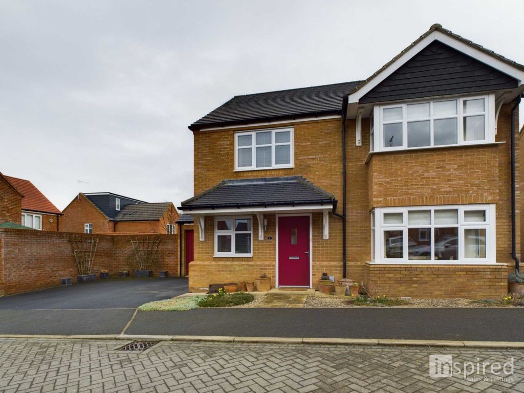 4 bed detached house for sale in Harris Close, Newton Leys MK3 Zoopla