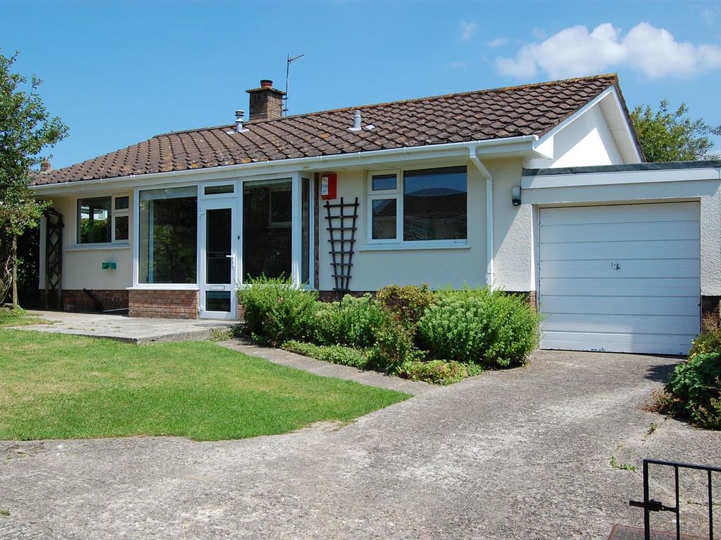 2 bed detached bungalow to rent in Chichester Close, Barnstaple EX32, £